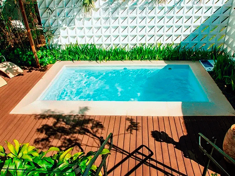 piscina com borda e deck de madeira