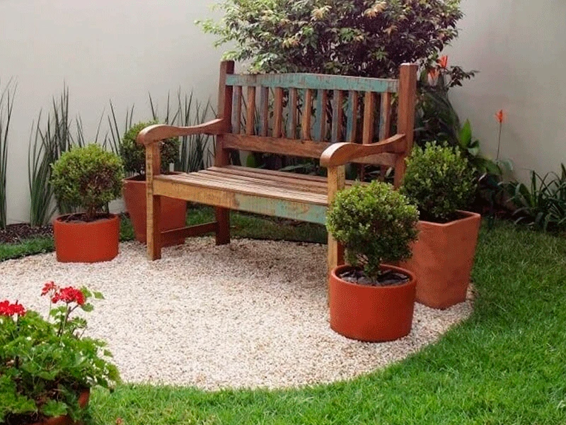 grama do jardim com pedras