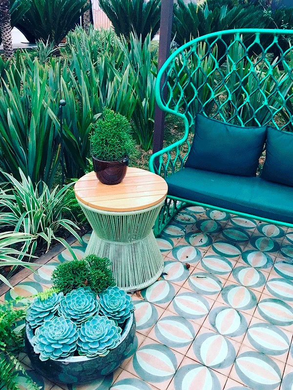 jardim com móveis de corda