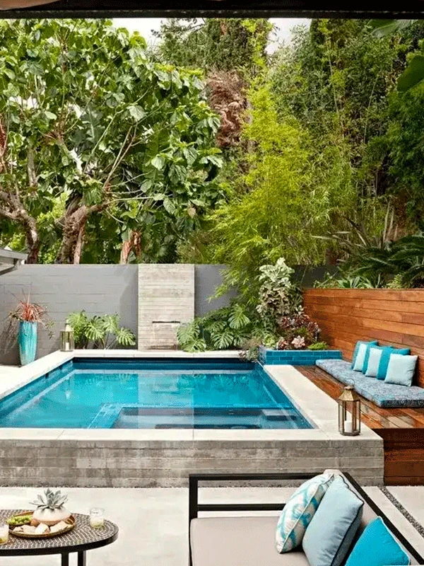 piscina quadrada com jardim na parede
