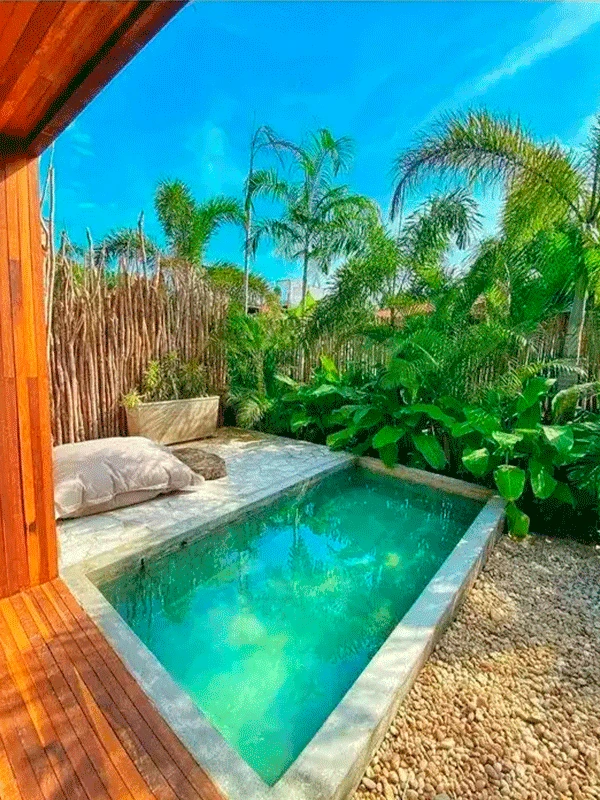 área de piscina com sombra