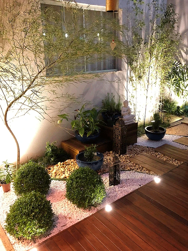 jardim com deck de madeira