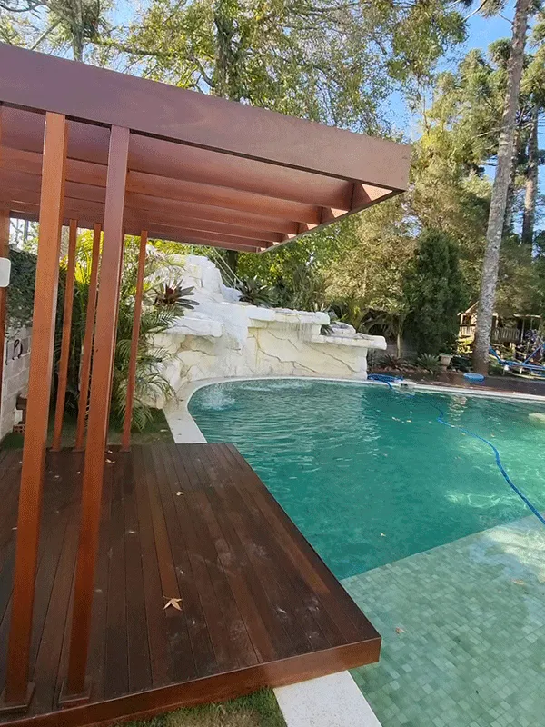 pergolado na área da piscina