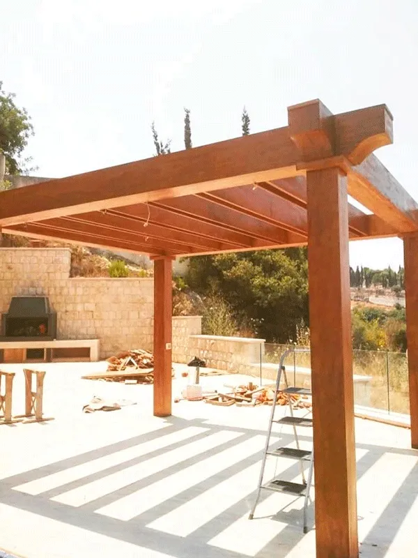 pergolado em madeira no destaque da área externa simples