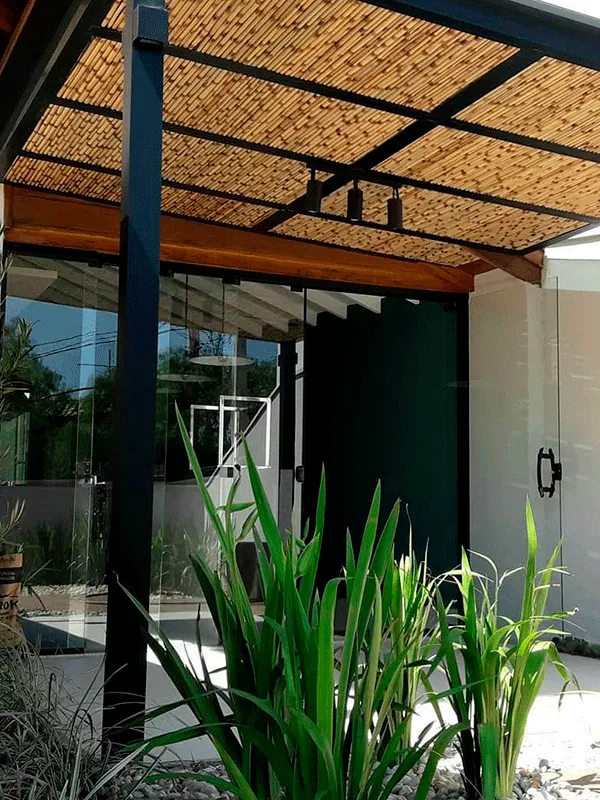Pergolado com fibras naturias, estrutura metálica