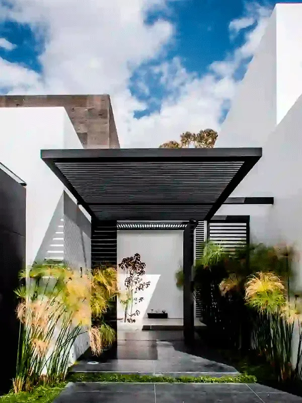 entrada decorada com pergolado