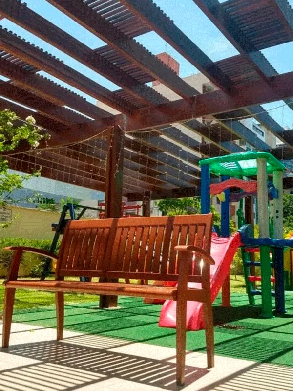 parquinhos com pergolado de madeira