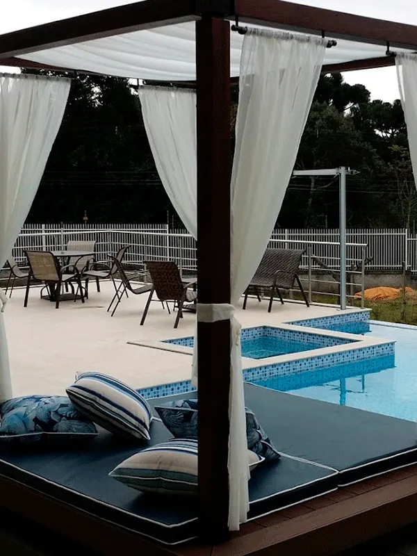 tecido na cobertura do pergolado na área de piscina