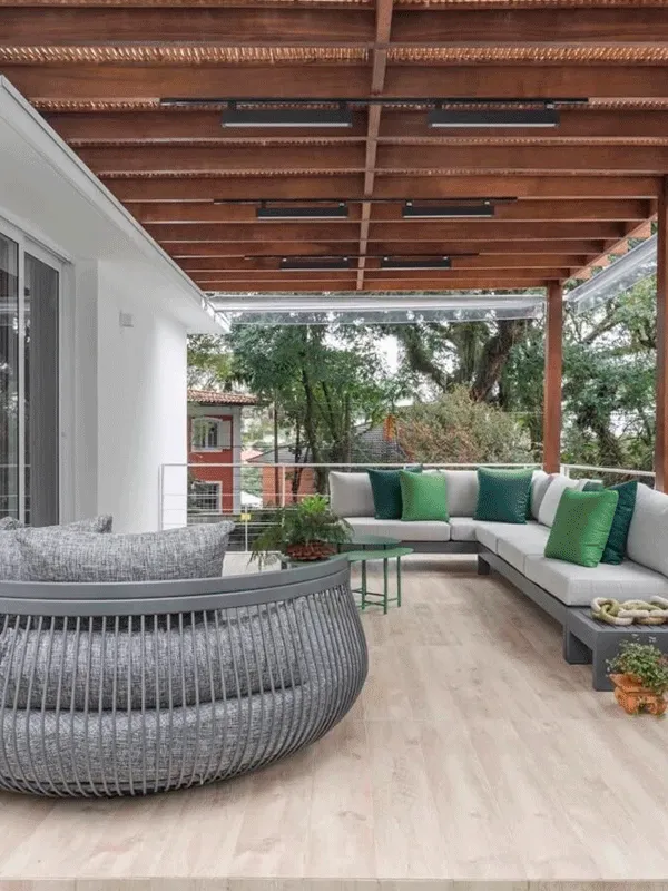 pergolado com móveis de corda e puffs