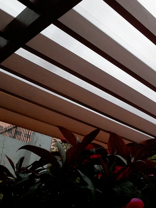 vigas do pergolado com policarbonato