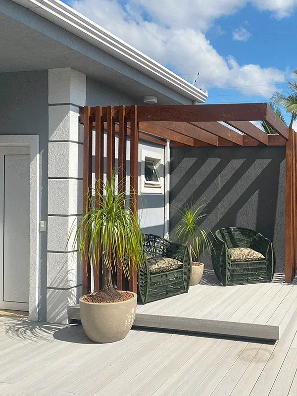 pergolado de canto com madeira ecológica