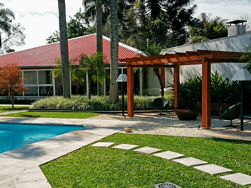 pergolado com caminhos de pedras no jardim