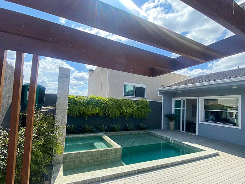 Pergolado com plantas e jardim vertical