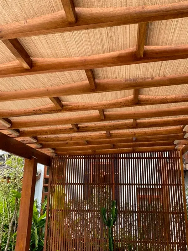 cobertura de palha para pergolado de madeira