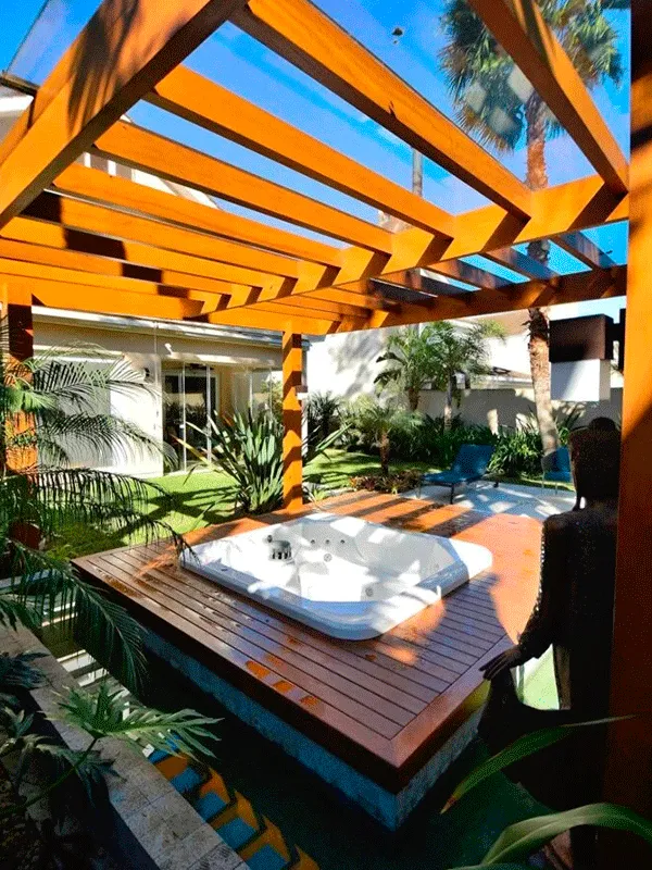 pergolado de madeira com hidrospa