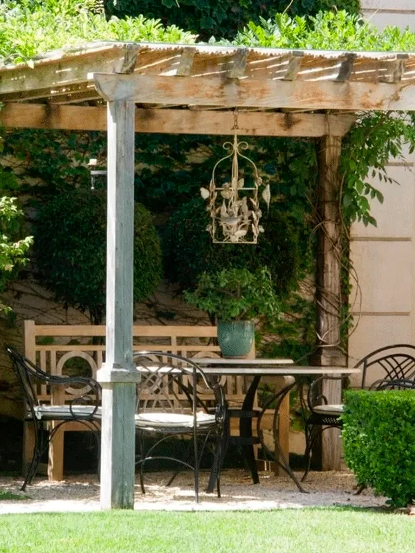 jardim pequeno com pergolado