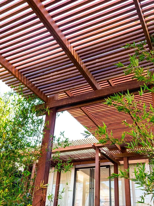 pergolado com vasos e plantas