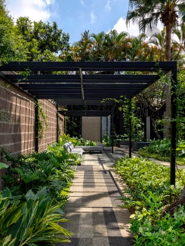 jardim com pergolado