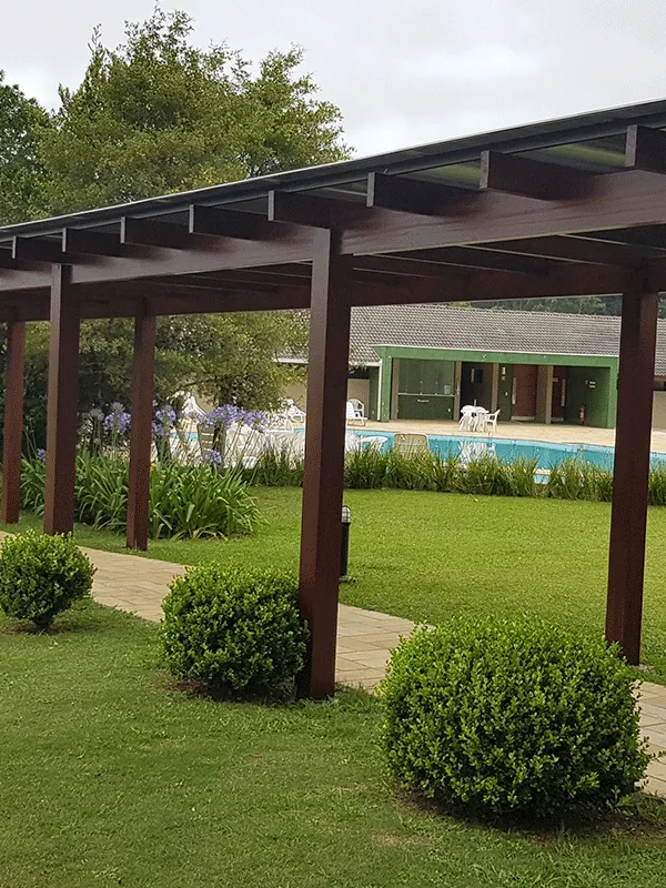 jardim com passarela feitra com estrutura de madeira no club curitibano