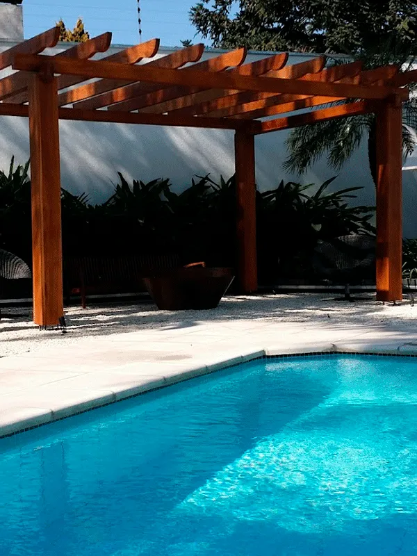 piscina com pergolado