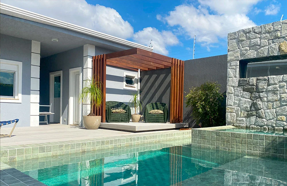 deck com pergolado na área da piscina