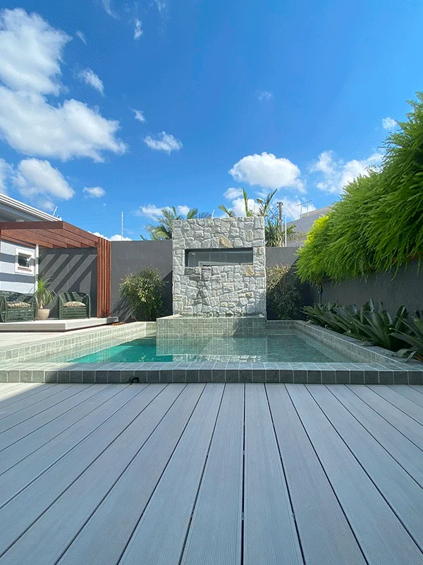 piscina com deck e pergolado de canto no muro