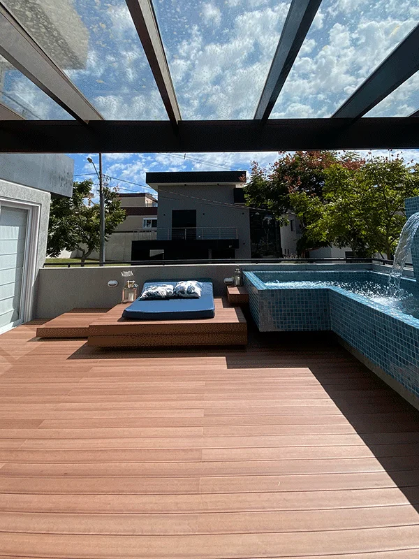 área de lazer com piscina e pergolado