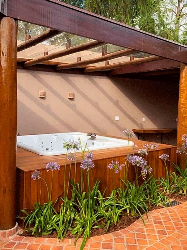 spa com deck e pergolado