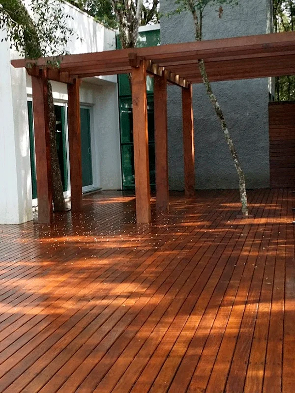 nivelação do terreno com deck de madeira