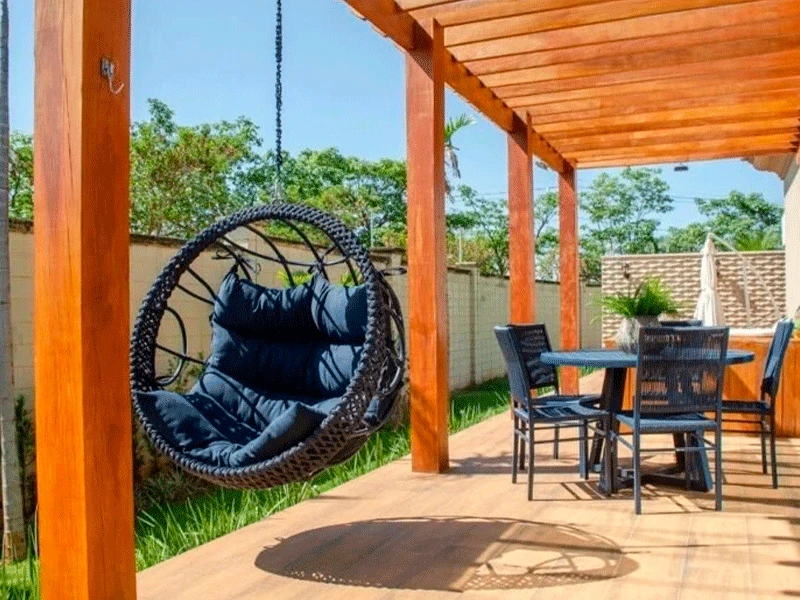 cores no pergolado de madeira com balanço de cordas nautica