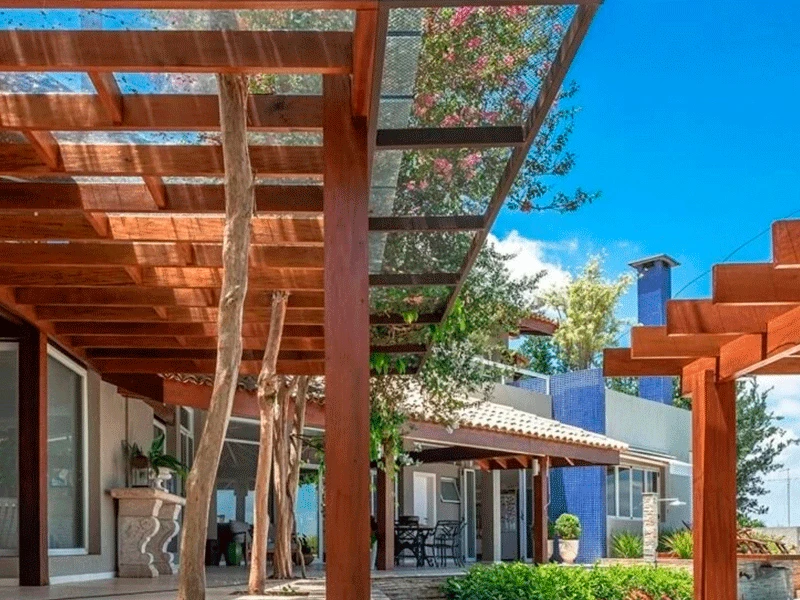 pergolado de madeira para área externa com cobertura de vidro
