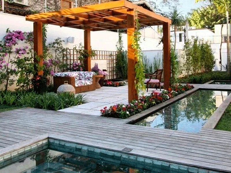 pergolado de madeira com piscina de pedras naturais