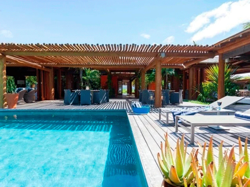 pergolado na área da piscina