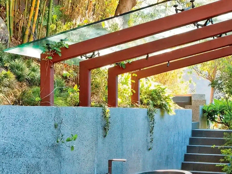 entrada com pergolado de madeira e vidro na escadaria