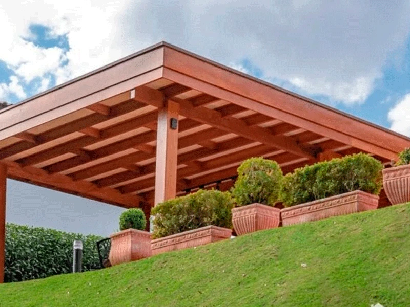 área de churrasqueira com pergolado coberto