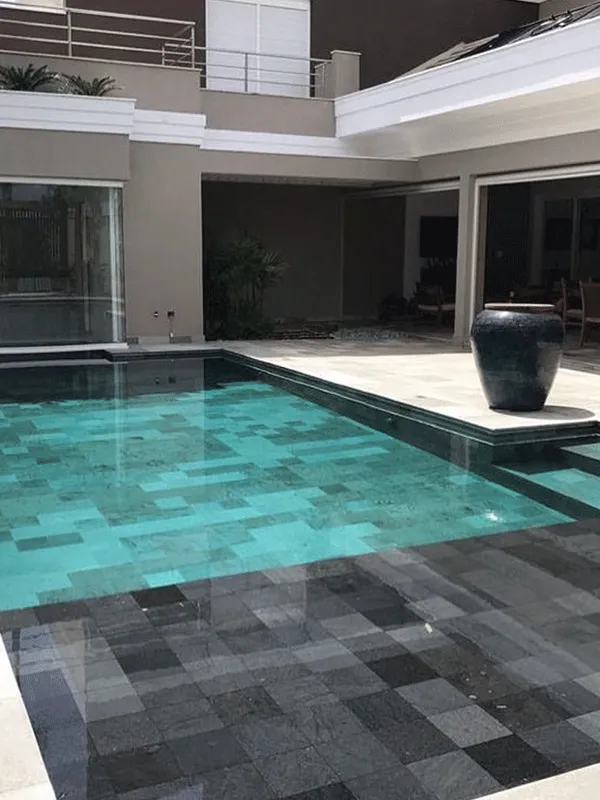 pedra hitam em piscina retangular moderna