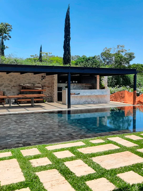 Pedra Hitam: Onde Aplicar? Dicas e Vantagens +21 Projetos para Inspirar 62 jardim com caminhos de pedras e pedra hitam como revestimento principal da piscina