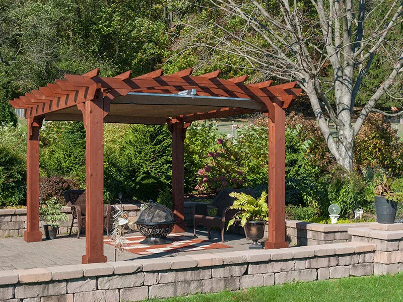 espaço de diversão para crianças com pergolado de madeira