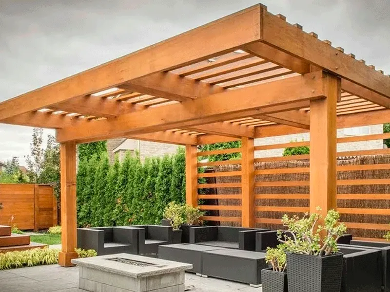 Pergolado de eucalipto quadrado com móveis preto em casa moderna e grande