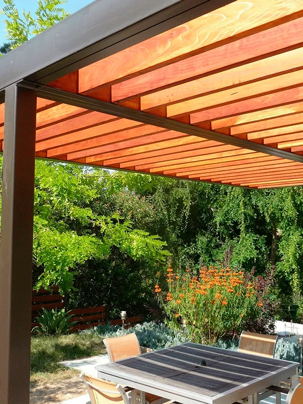 Pergolado de madeira com parte metálica