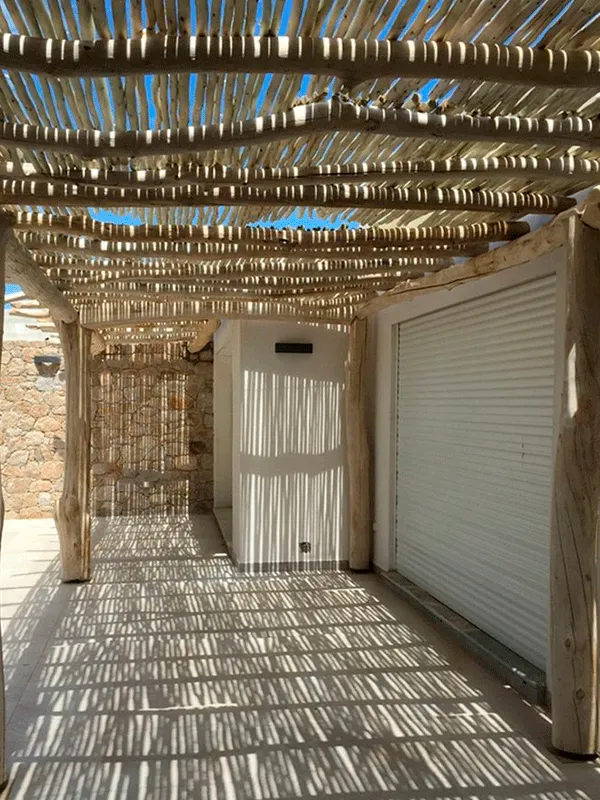 espaço com pergolado e cobertura de palha rústica