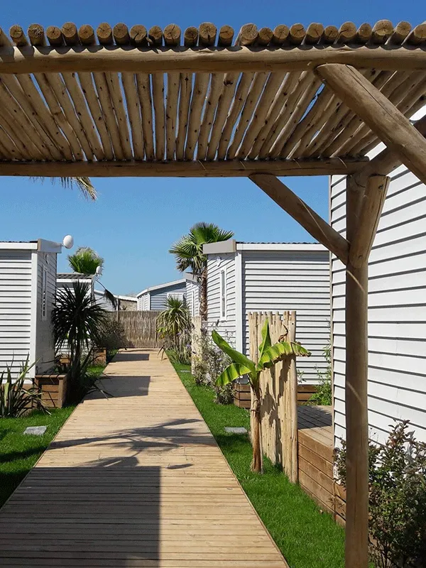 espaço simples com pergolado de eucalipto