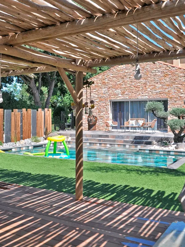 Espaço simples na área de lazer com piscina e pergolado