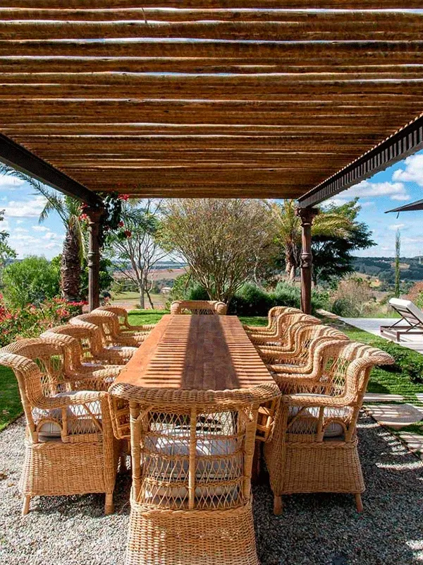 entrada na área gourmet com móveis de madeira