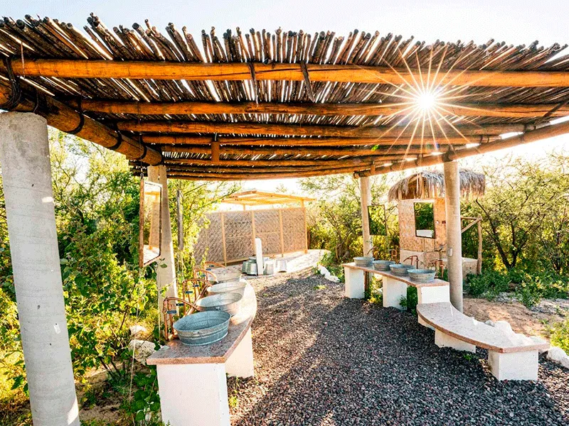 Espaço de sombra no jardim com pergolado de eucalipto