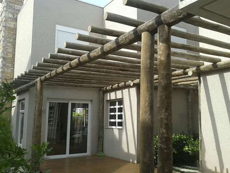 Pergolado de eucalipto em uma casa moderna