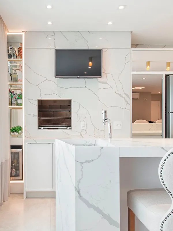 Porcelanato Branco: Projetos Clean e Luxuoso +43 Fotos Incríveis para Inspirar 102 área de churrasqueira com porcelanato branco