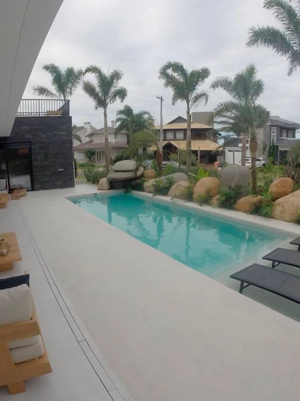 Revestimento Externo: Pisos, Muros e Fachadas +77 Fotos para Inspirar 164 area compactada em piso em volta da piscina