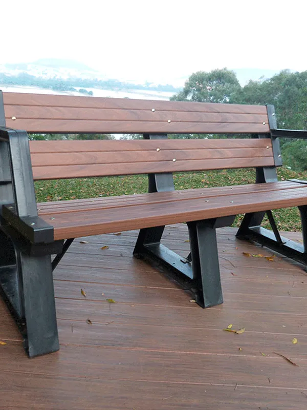 banco feito de madeira plástica na área do jardim