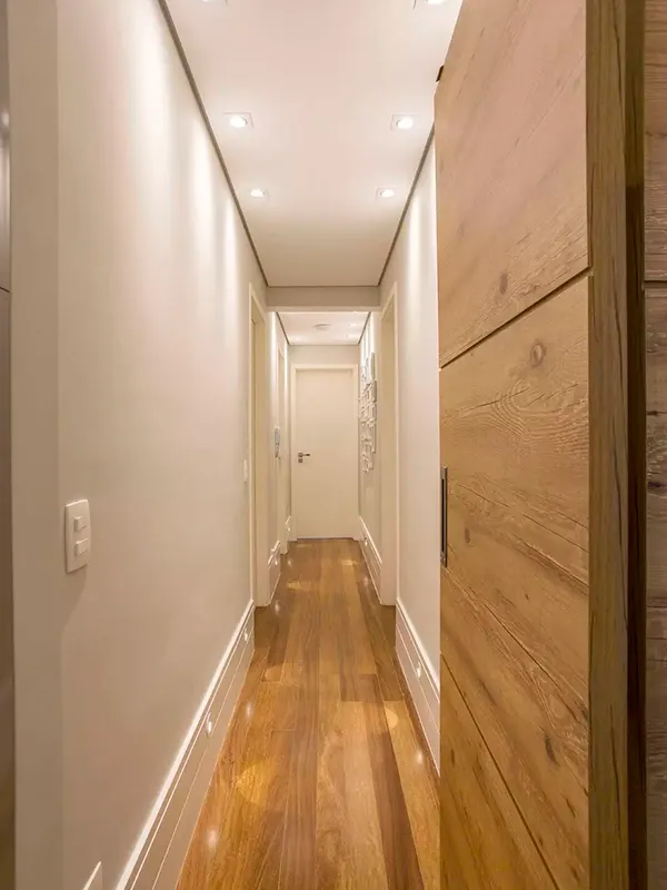 corredor com porcelanado madeira polido